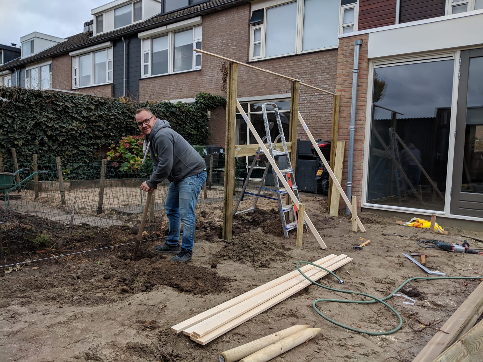 Tom aan het klussen
